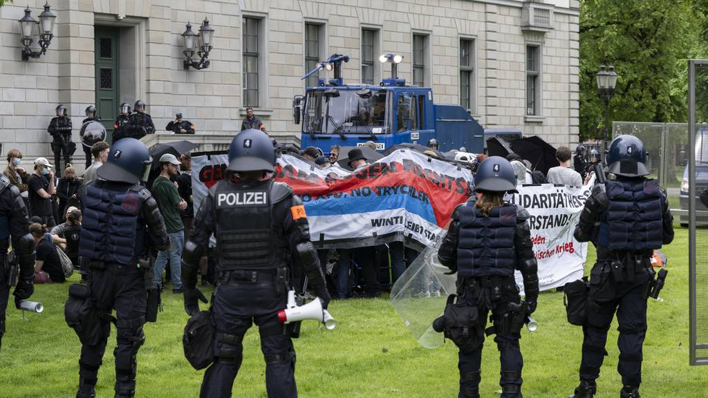 Mit Wasserwerfer und in Vollmontur: Polizei kesselt Demonstranten ein