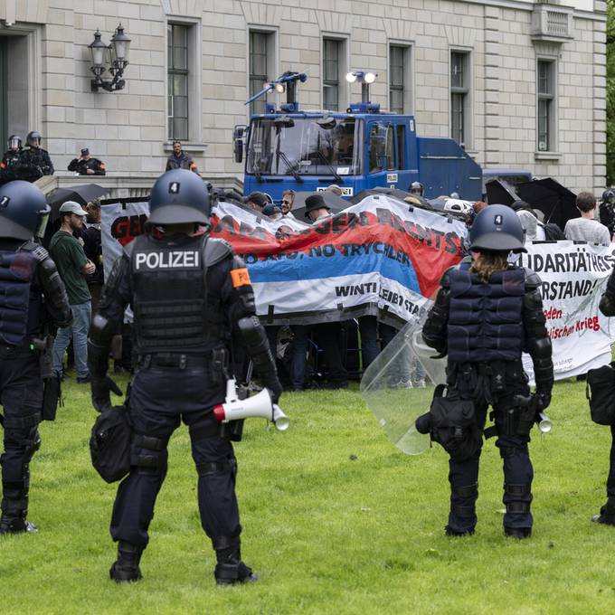 Mit Wasserwerfer und in Vollmontur: Polizei kesselt Demonstranten ein