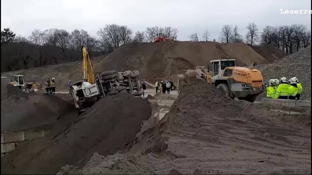 Lastwagen in Kiesgrube in Stetten gekippt – Fahrer muss mit Heli ins Spital