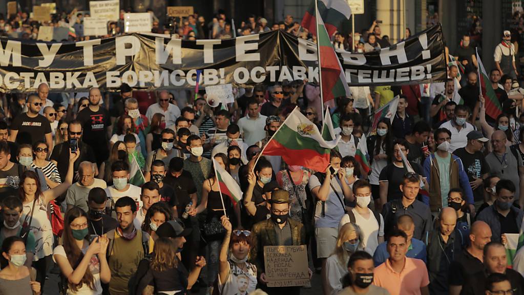 In Bulgarien sind am Donnerstagabend erneut tausende Demonstranten auf die Strasse gegangen. Sie fordern den Rücktritt der Regierung.