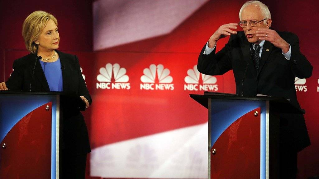 Die vierte TV-Debatte der US-Demokraten geriet zum Duell zwischen Hillary Clinton und Bernie Sanders: Es ging um Waffen und das Gesundheitssystem.