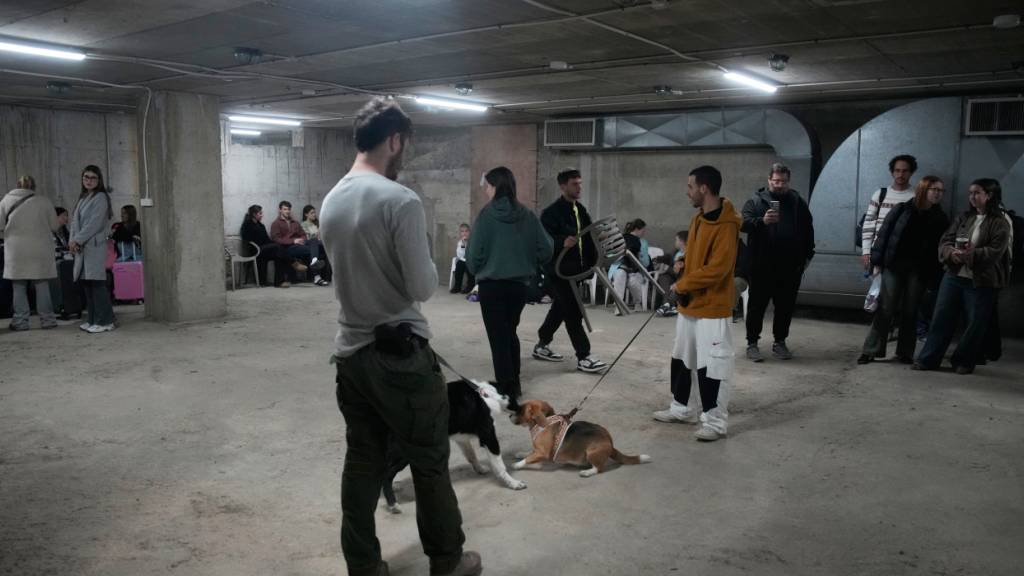 Menschen in einem Schutzraum, nachdem die USA und Israel einen Angriff auf den Iran gestartet haben. Foto: Ohad Zwigenberg/AP/dpa