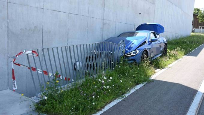 19-Jähriger knallt mit BMW in Geländer