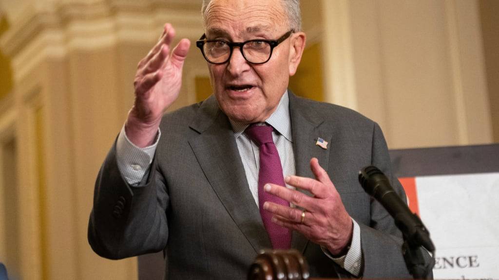 ARCHIV - Chuck Schumer, Minderheitenführer im Senat, spricht nach einem Treffen des US-Senats auf dem Capitol Hill. Foto: Allison Robbert/AP/dpa