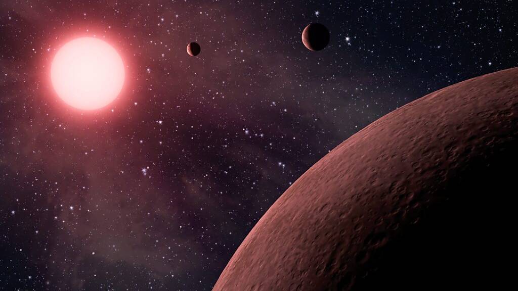 Eine künstlerische Darstellung von drei Exoplaneten, die den Stern KOI-961 umkreisen: Astronomen entwickelten eine KI, mit der sich künftig noch mehr, bisher unentdeckte Planeten aufspüren lassen. (Archivbild)