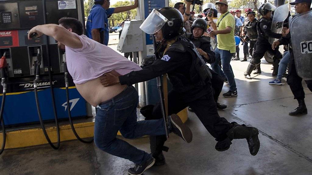 Polizeikräfte in Managua gehen bei Anti-Regierungsprotesten gegen einen Fotojournalisten der Nachrichtenagentur AFP vor.