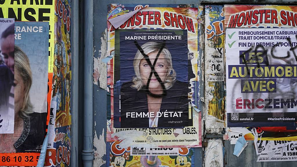Das Wahlplakat der französischen Präsidentschaftskandidatin Le Pen, der rechtsextremen Partei Rassemblement National (RN) ist mit Sprühfarbe verunstaltet worden. Foto: Laurent Cipriani/AP/dpa