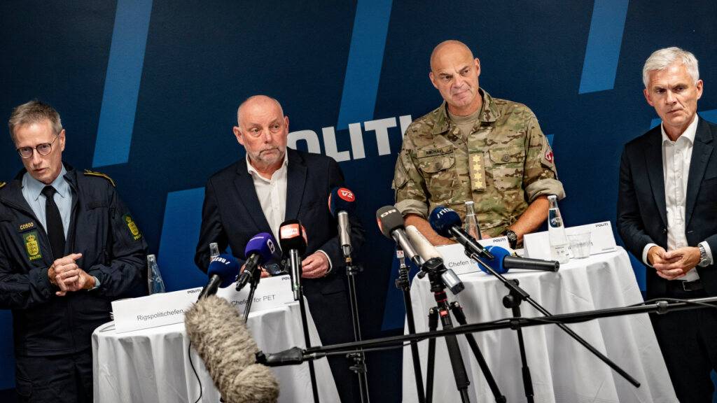 Polizeichef Thorkild Fogde (l-r), Finn Borch vom polizeilichen Nachrichtendienst, Michael Wiggers Hyldgaard vom Verteidigungsministerium und Thomas Ahrenkiel, Leiter des Nachrichtendienstes des Verteidigungsministeriums (Archivbild). Foto: Emil Nicolai Helms/Ritzau Scanpix/AP/dpa