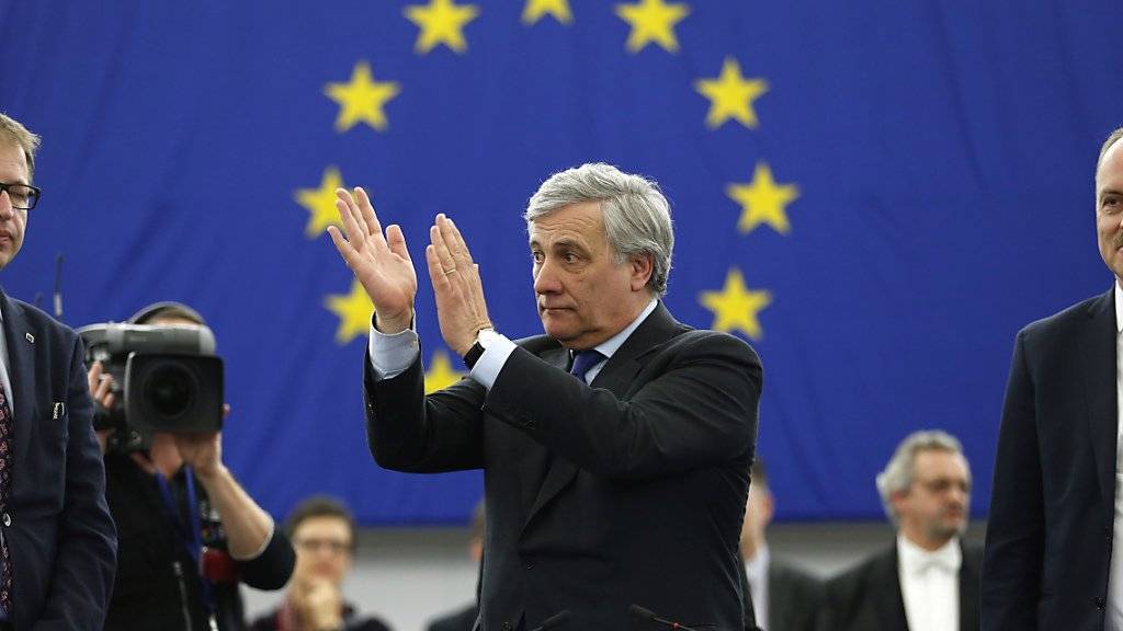 Tajani bedankt sich bei seinen Unterstützern: Doch erst in der Stichwahl setzte sich der EVP-Kandidat durch.