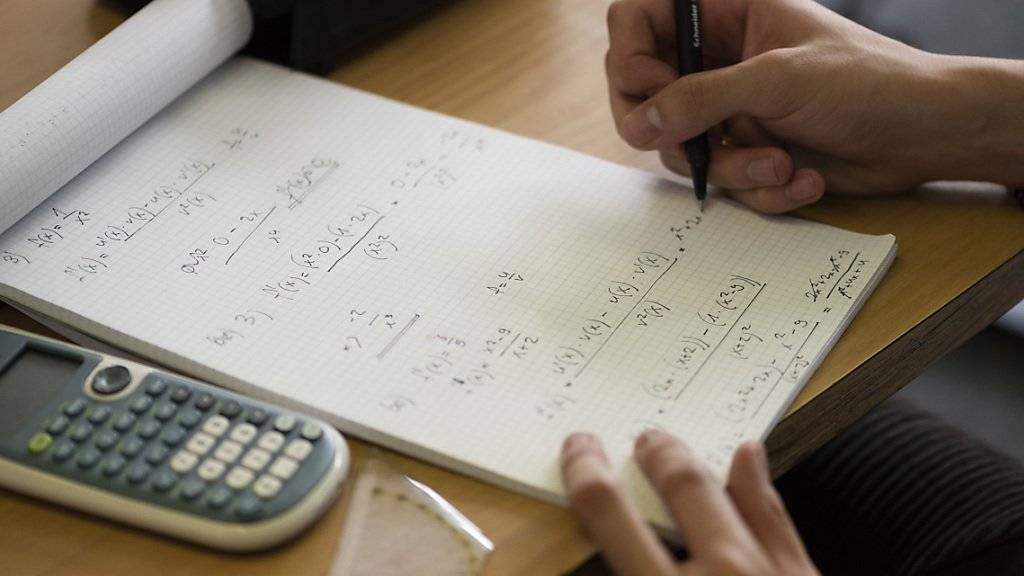 Viele Schülerinnen und Schüler in der Schweiz sind mit anspruchsvolleren Mathematikprüfungen überfordert. Das zeigt eine neue Studie. (Themenbild)