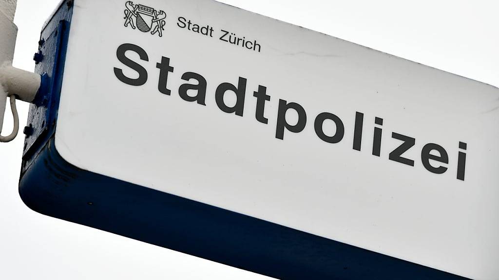 Die Stadtpolizei Zürich musste am Samstag zu einem Geschäft an der Lagerstrasse ausrücken, wo ein Mann einen anderen Mann mit einer Stichwaffe niederstach. Letzterer wurde schwer verletzt. (Symbolbild)