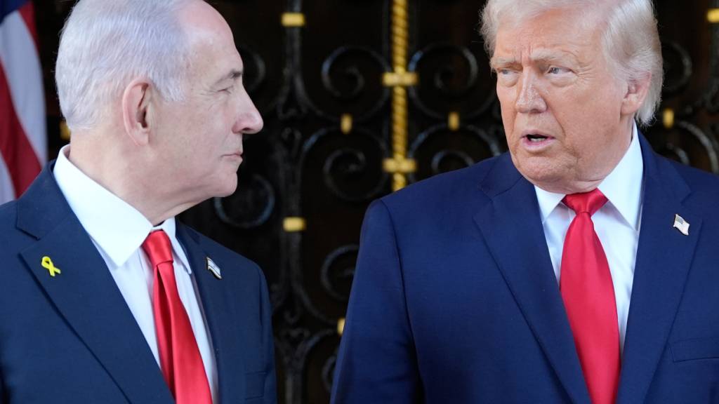 ARCHIV - US-Präsident Donald Trump (r) begrüßt den israelischen Ministerpräsidenten Benjamin Netanjahu in seinem Club Mar-a-Lago. Foto: Alex Brandon/AP/dpa