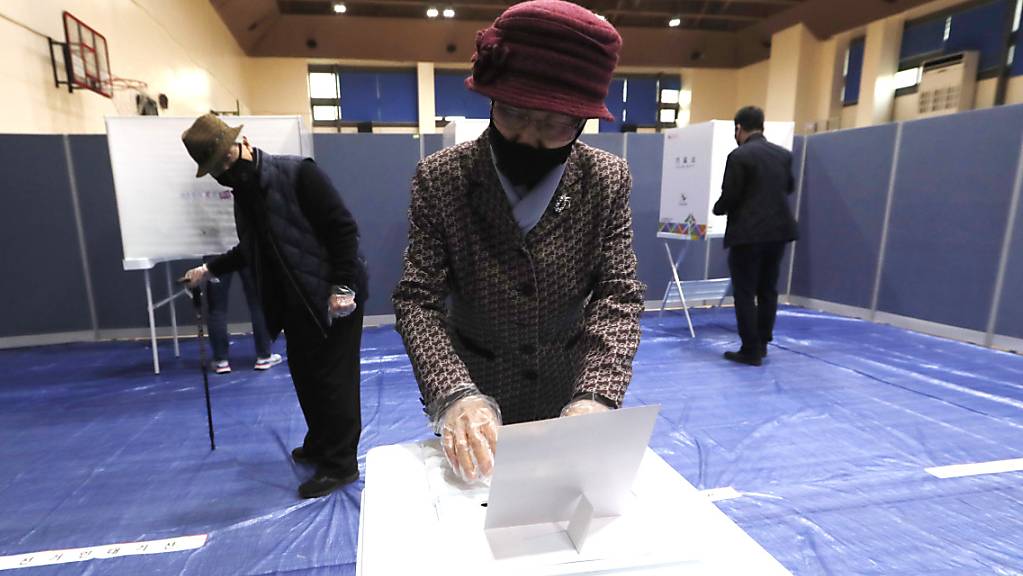 In Südkorea hat am Mittwochmorgen die Parlamentswahl begonnen - alle Wähler müssen einen Mundschutz tragen.