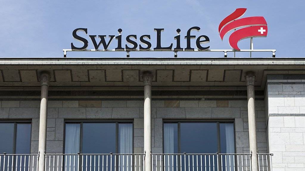 Der Lebensversicherer Swiss Life gibt in der beruflichen Vorsorge weiterhin einen vergleichsweise hohen Betrag an die Versicherungsnehmer. (Archivbild)