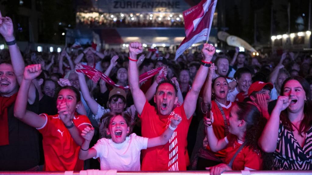 Geschafft: Die Schweizer Frauenfussball-Nationalmannschaft zieht in das EM-Viertelfinal ein. Tausende Fans feierten den Sieg am Donnerstagabend am Public Viewing in der Zürcher Europaallee.