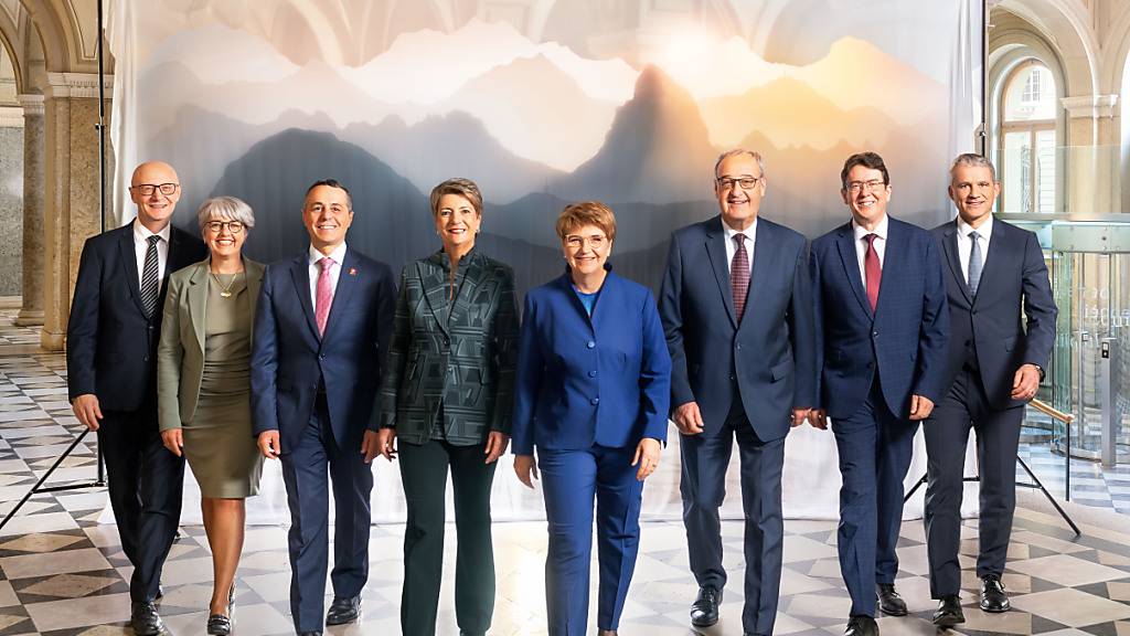 Im Bild von links nach rechts: Der neue Bundeskanzler Viktor Rossi, Elisabeth Baume-Schneider, Ignazio Cassis, Karin Keller-Suter, Viola Amherd, Guy Parmelin, Albert Rösti, Beat Jans.