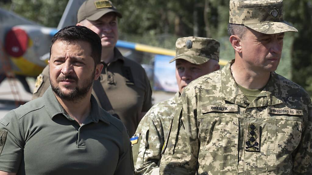 Präsident Wolodymyr Selenskyj betrachtet mit dem Chef der ukrainischen Luftwaffe, Mykola Oleschtschuk, eine Ausstellung von Raketenabwehrwaffen. Foto: ---/Pool Ukrainian Presidentia/Planet Pix via ZUMA Press Wire/dpa