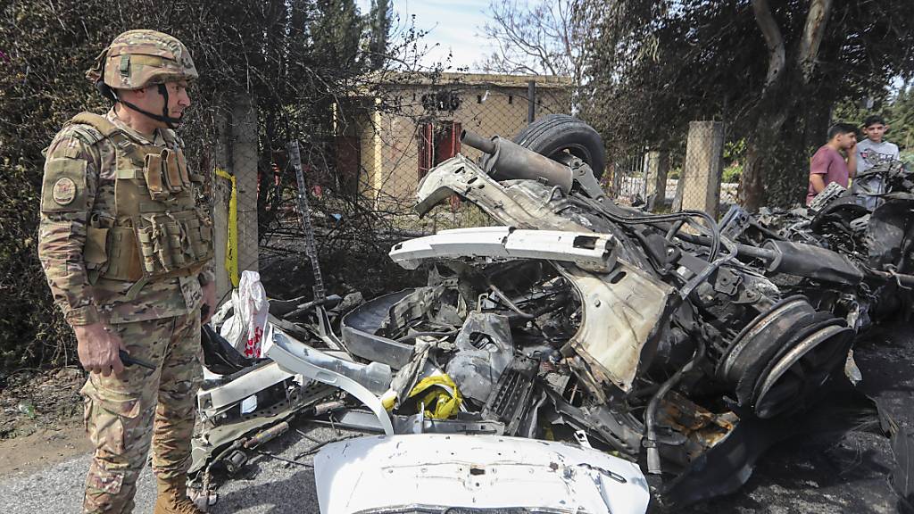 ARCHIV - Ein libanesischer Armeeoffizier begutachtet ein zerstörtes Auto. Nach einem mutmaßlich israelischen Drohnenangriff auf ein Auto im Osten des Libanons erlag ein Mann seinen Verletzungen, wie die libanesische Staatsagentur NNA mitteilte. Foto: Mohammad Zaatari/AP/dpa