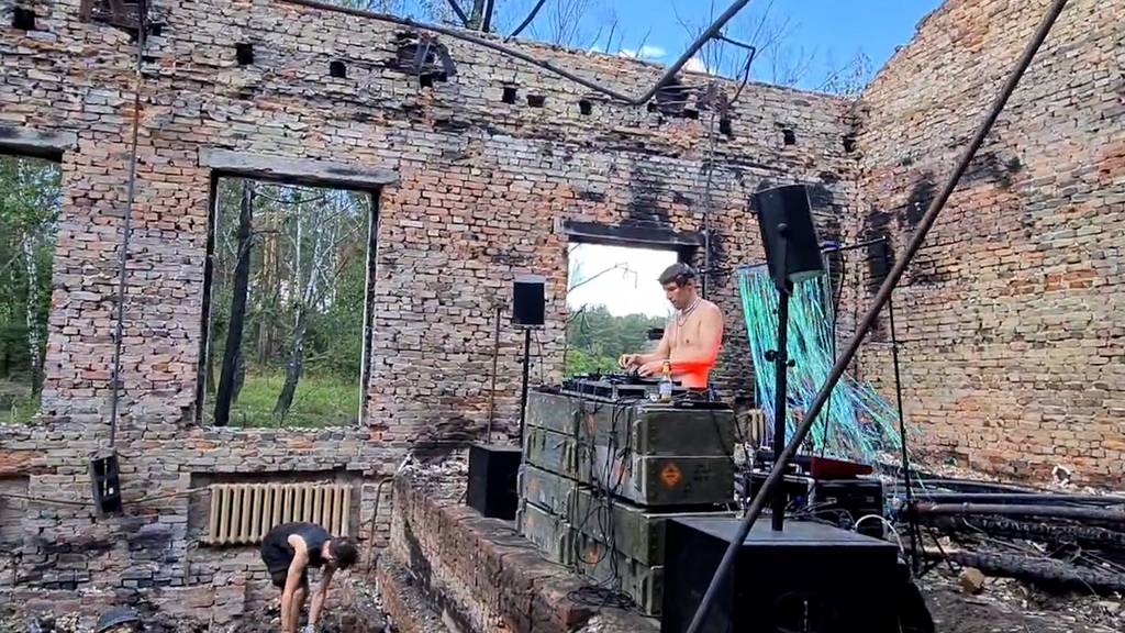 Ukraine: Freiwillige tanzen und bauen gleichzeitig zerbombte Gebäude wieder auf