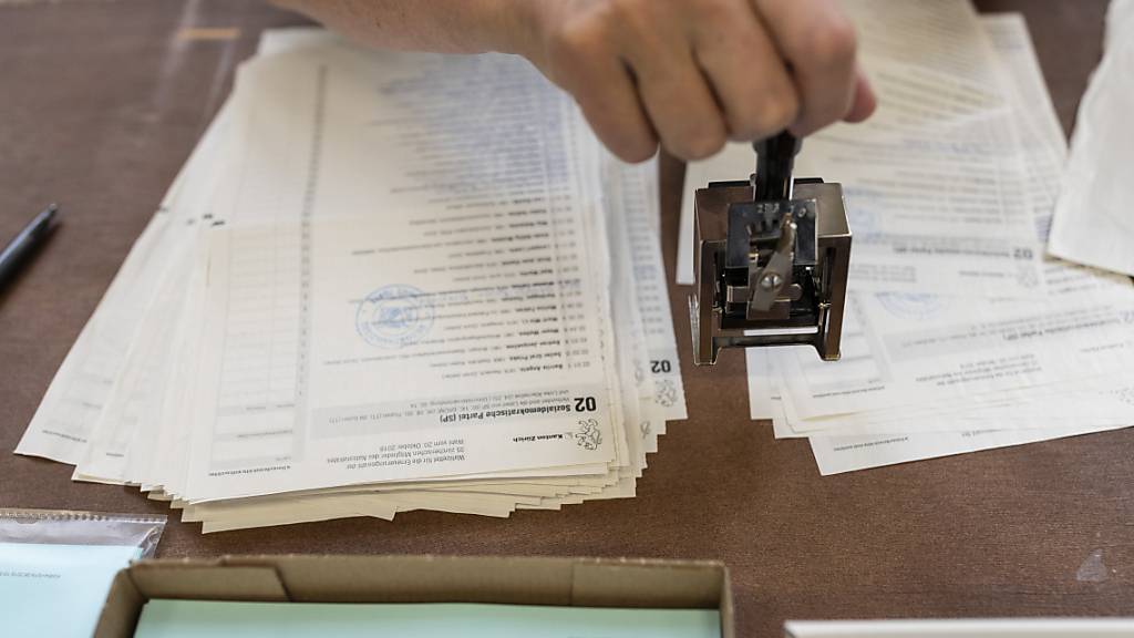 Die Zürcher Parteien treten mit so vielen Listen und Unterlisten an wie noch nie. 96 Seiten dick wird das Bündel mit den Wahllisten. (Archivbild)