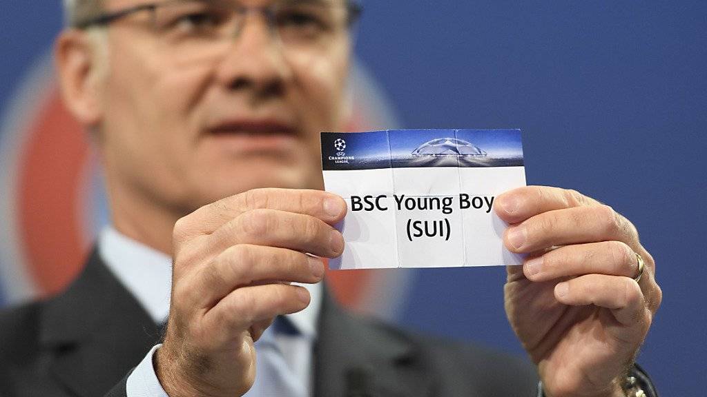 UEFA-Direktor Giorgio Marchetti zieht in Nyon das Los der Young Boys