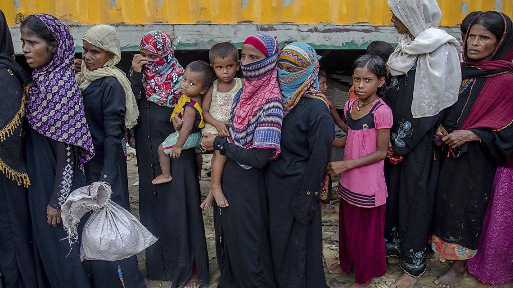 Geflüchtete Frauen und Kinder warten in einem Lager in Bangladesch auf Hilfe. Der Andrang von Rohingya-Flüchtlingen aus Myanmar nach Bangladesch hat abgenommen. (Archiv)