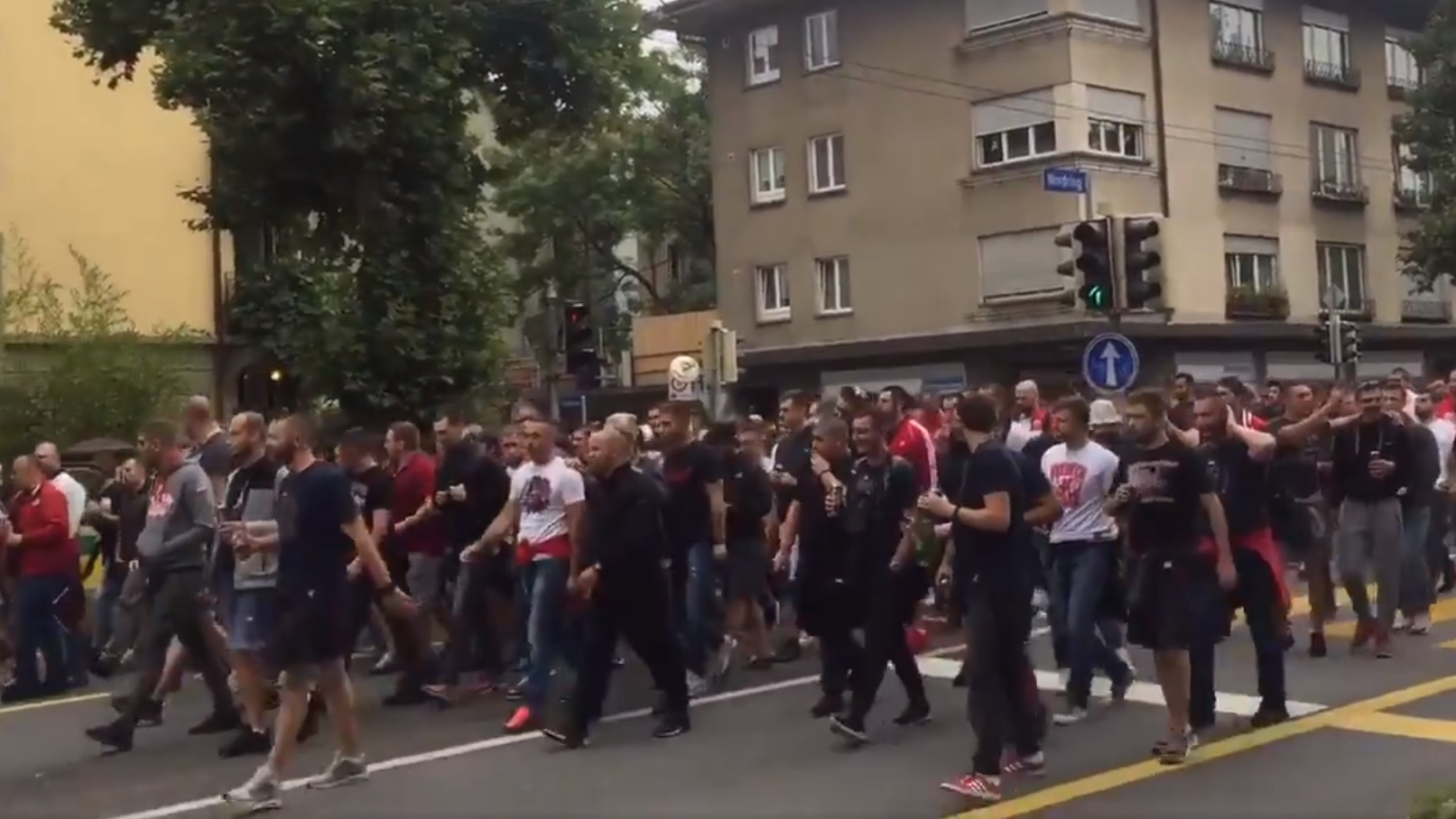 Serbische Fussballfans marschieren durch Bern.