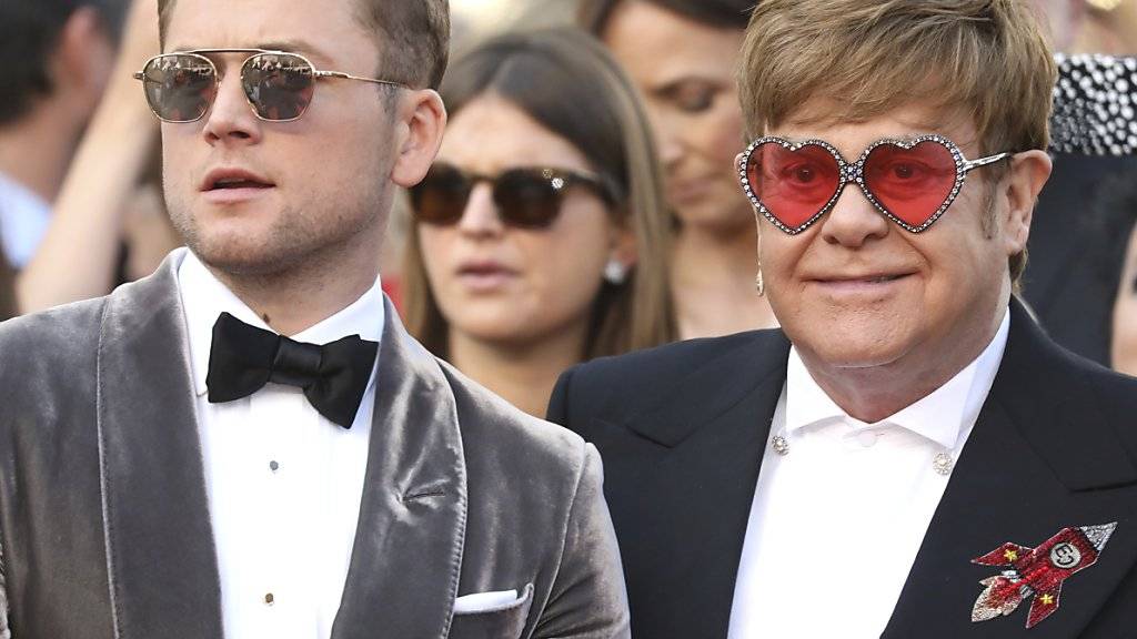 Der Schauspieler Taron Egerton (links) und der Sänger Elton John (rechts) zeigen sich am Donnerstag vor der Presse auf dem Filmfestival in Cannes.
