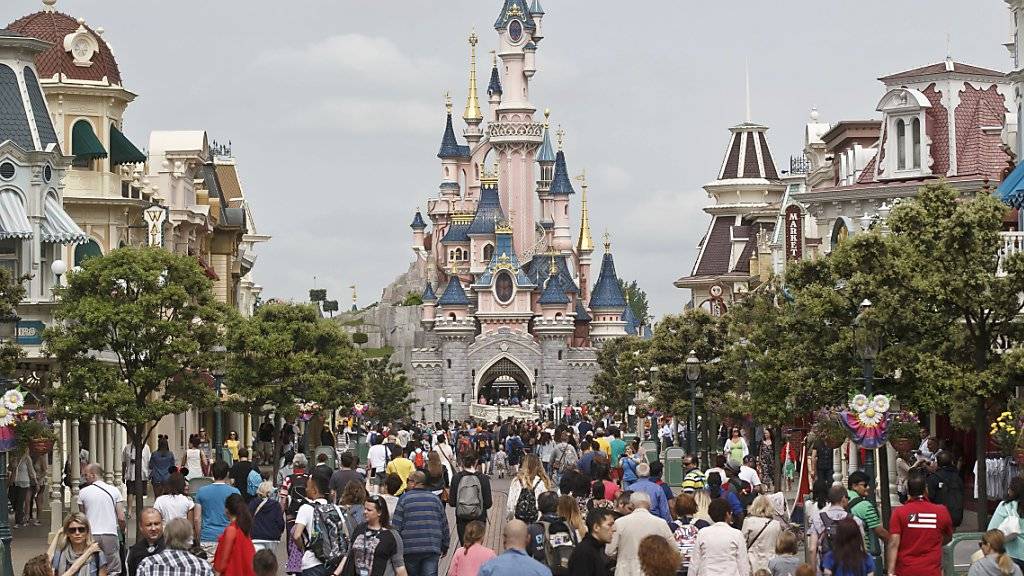 Laute Geräusche, die sich wie Schüsse anhören: Im Freizeitpark Disneyland Paris denken Besucher am Samstag sofort an einen Anschlag und es entsteht Panik. (Archivbild)