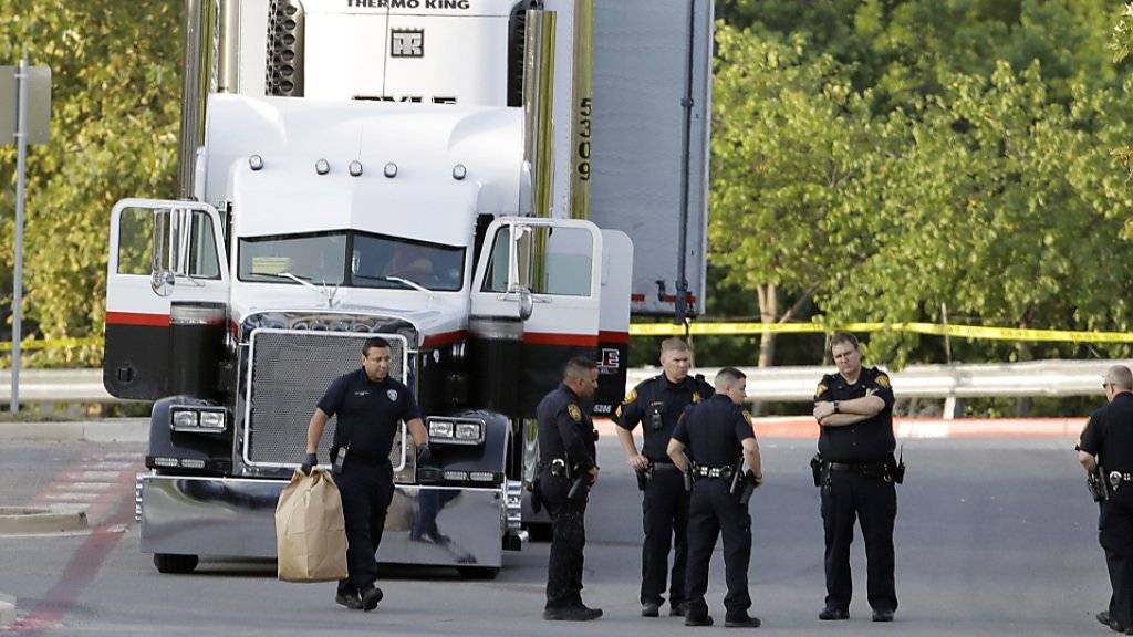 Polizisten im texanischen San Antonio untersuchen den Lastwagen, wo die Migranten entdeckt wurden.
