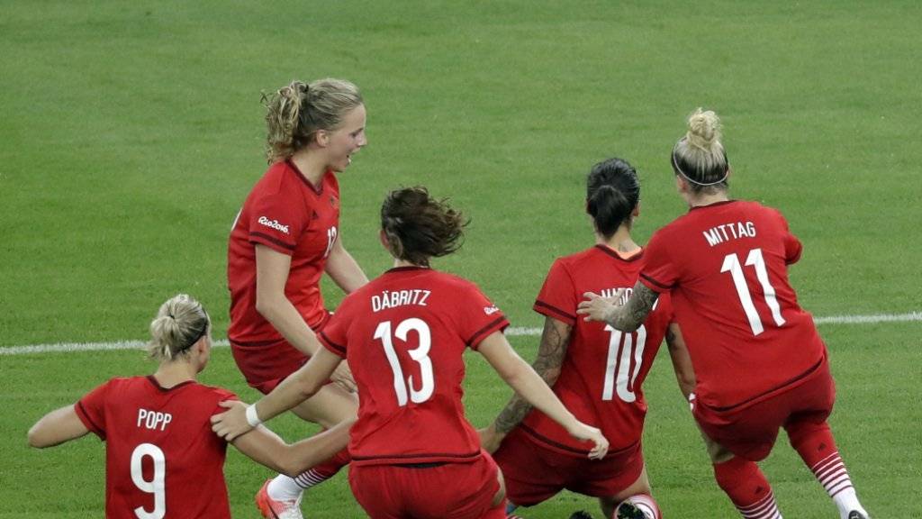 Deutschlands Fussballerinnen jubeln nach dem 1:0 durch Dzsenifer Marozsan