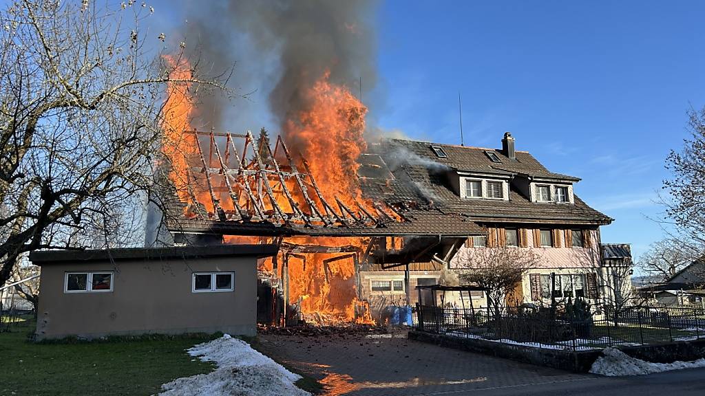 Die Scheune stand beim Eintreffen der Feuerwehr in Vollbrand.