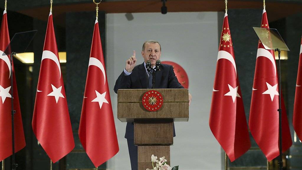 Der Präsident der Türkei, Recep Tayyip Erdogan, will die Massnahmen der USA gegen seine Leibwächter nicht hinnehmen und kündigte an einer Veranstaltung zum Fastenbrechen heftigen Widerstand an.