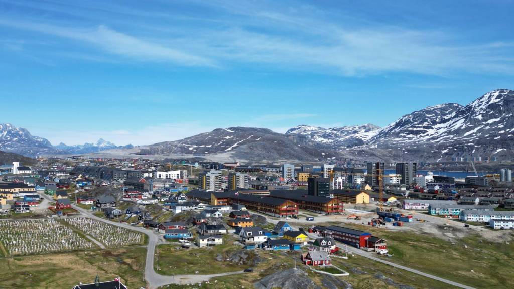 ARCHIV - Eine Ansicht von Häusern in Nuuk. Grönland ist Teil des Königreichs Dänemark und damit auch der Nato. US-Präsident Trump und dessen Regierung hatten in den vergangenen Tagen immer wieder bekräftigt, Grönland übernehmen zu wollen. Die Regierung in Washington schloss einen militärischen Einsatz für diesen Zweck nicht aus, Trump begründet das mit Sicherheitsinteressen und einer mutmaßlichen Bedrohung durch China und Russland in der Region. Foto: Kwiyeon Ha/AP/dpa