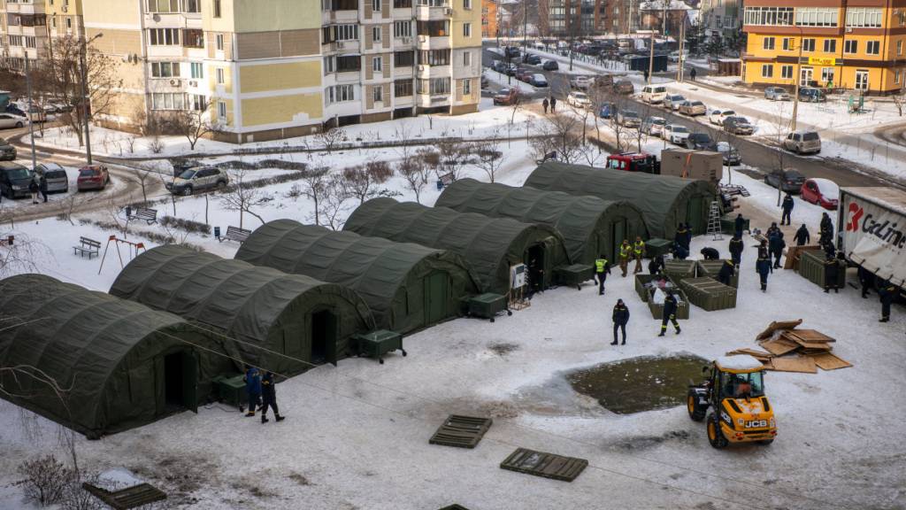 ARCHIV - Rettungskräfte stellen Zelte auf, in denen sich Bewohner Kiews aufwärmen und nachts schlafen können. Foto: Dan Bashakov/AP/dpa/Archivbild