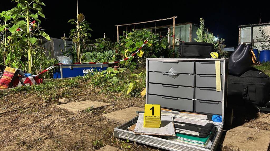 Das Forensische Institut Zürich sicherte nach Angaben der Polizei vor Ort Spuren.
