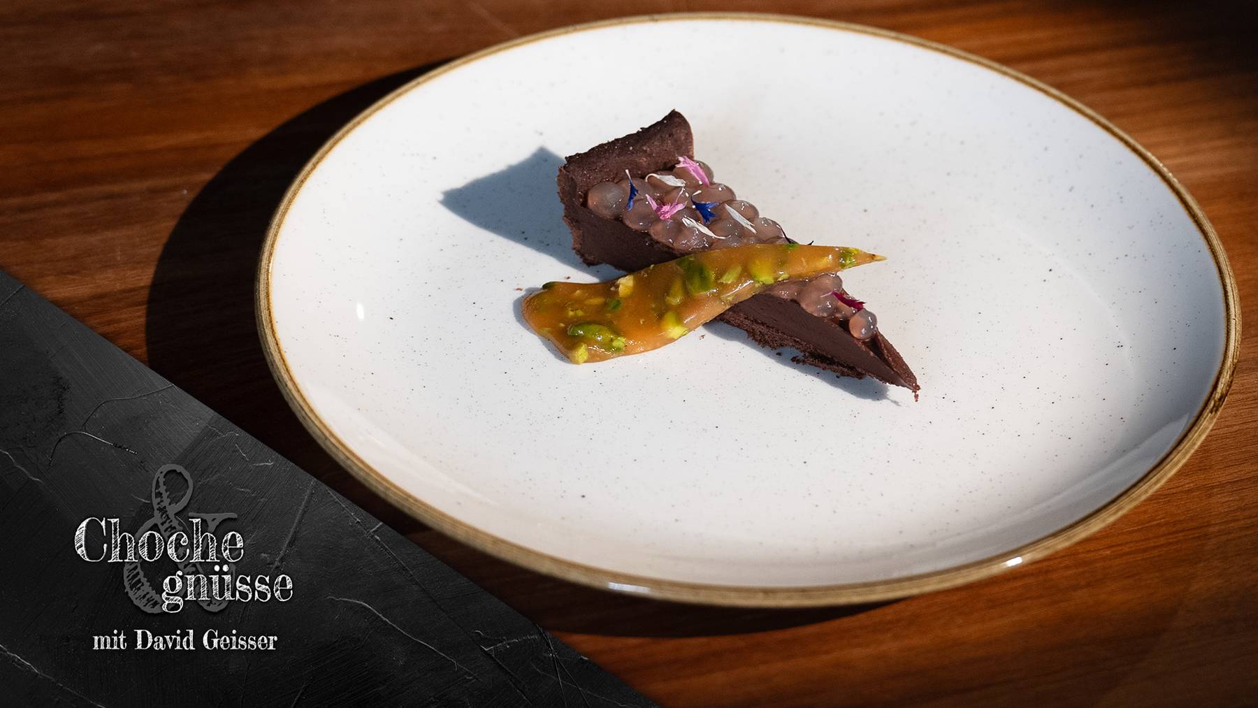 Kaffee-Schokoladen-Tarte mit festlicher Garnitur