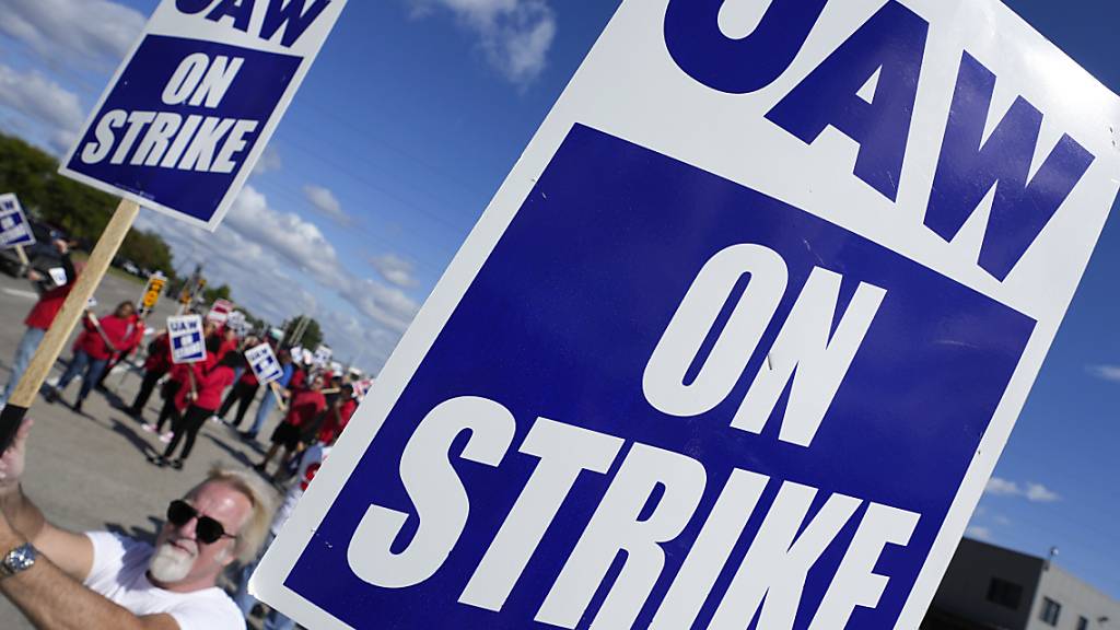 Nach der Einigung der Gewerkschaft UAW auch mit General Motors scheint der grosse Streik in der US-Automobilindustrie dem Ende zuzugehen. (Aufnahme vom 18. September 2023)