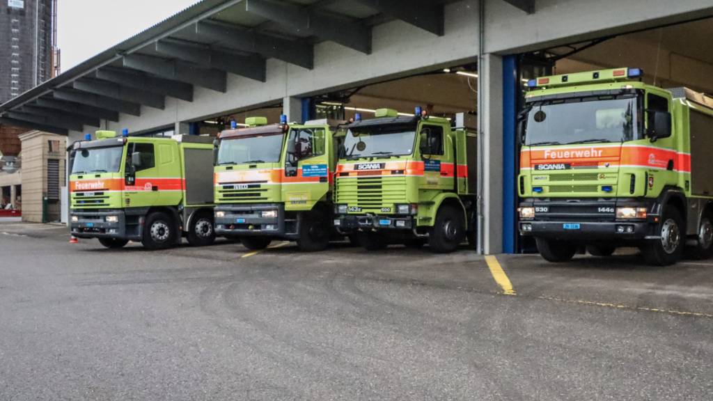 Die Fahrzeuge in der Mitte übergab der Kanton Zürich am Mittwoch einem Verein. Die anderen beiden sollen im Sommer ebenfalls in die Ukraine geliefert werden.