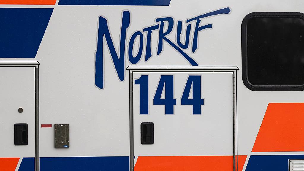 Eine 72-jährige Frau hat sich in der Stadt Zürich in einer Parkanlage Verletzungen zugezogen und musste ins Spital gefahren werden. (Symbolbild)