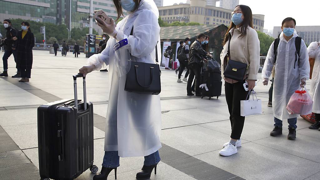 Chinesen fangen nach den Lockerungen der Coronavirus-Massnahmen wieder an zu reisen - und dies spürt die Buchungsplattform Airbnb sofort mit einer Zunahme der Reservierungen. (Archivbild)