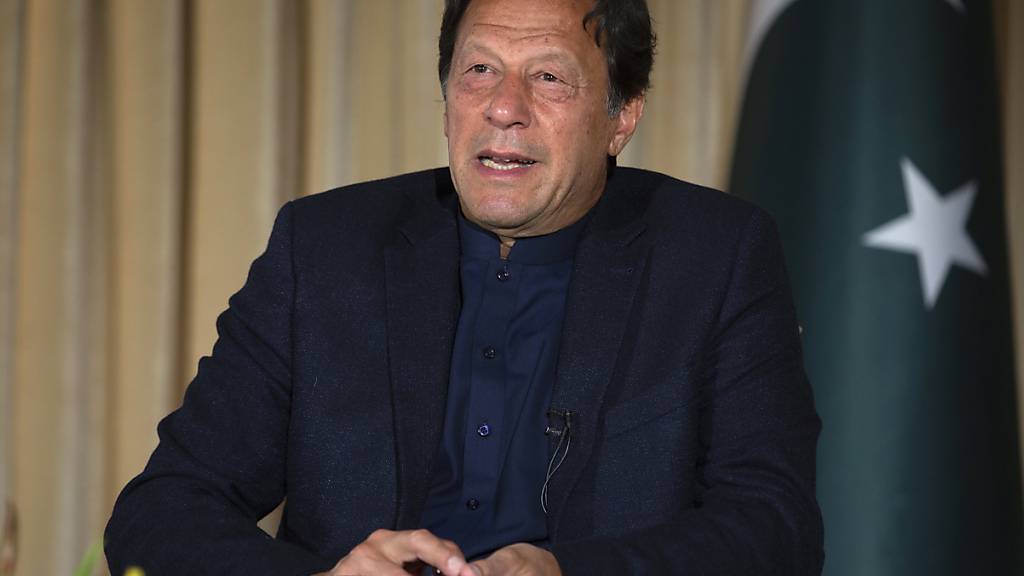 ARCHIV - Imran Khan, Premierminister von Pakistan, spricht mit der Presse. Der pakistanische Premierminister Khan ist positiv auf das Coronavirus getestet worden. Foto: B.K. Bangash/AP/dpa