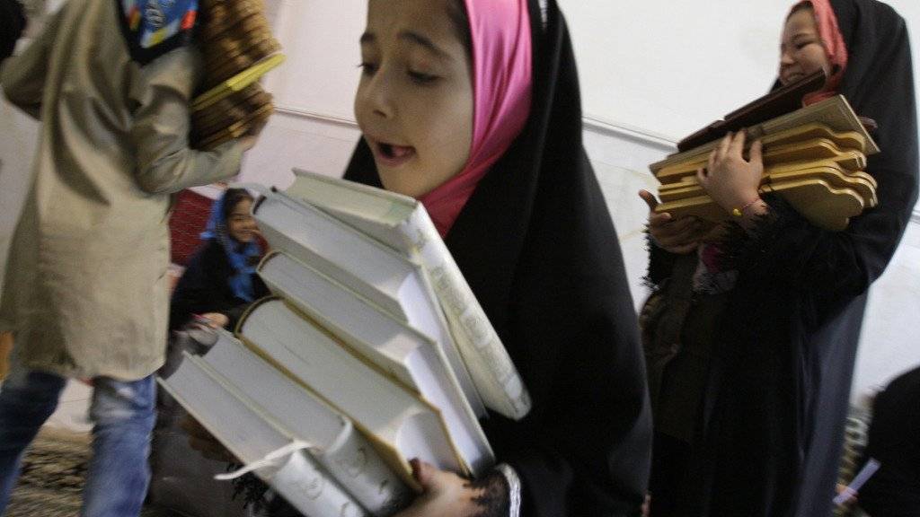 Diese iranischen Mädchen gehen zur Schule - andere werden schon sehr früh verheiratet. Das kritisiert die UNO. (Symbolbild)