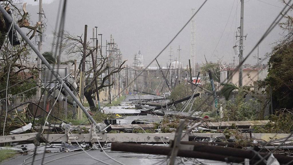 Der Hurrikan «Maria» hat in Puerto Rico einen Menschen das Leben gekostet. Zudem ist im ganzen Land der Strom ausgefallen.