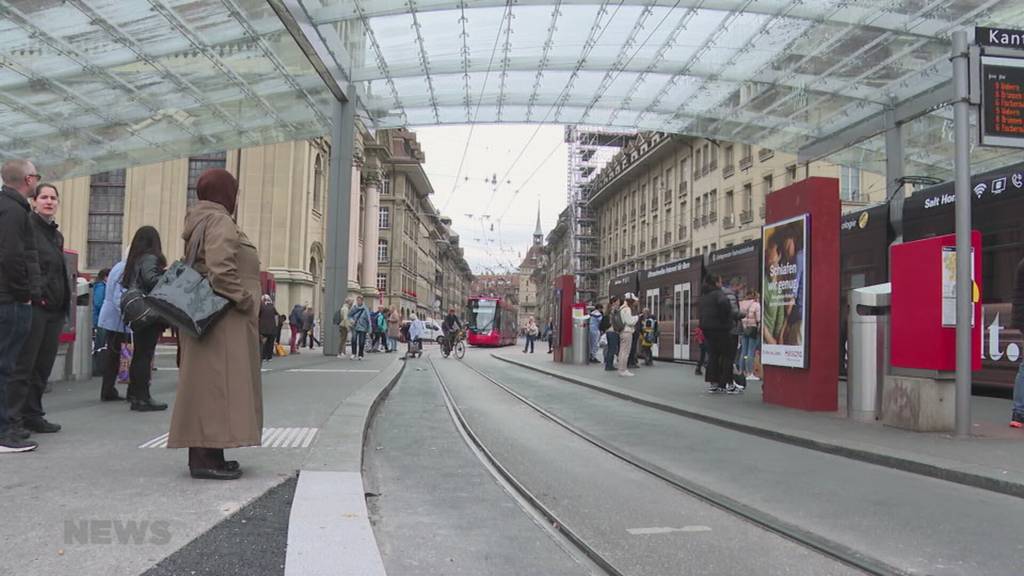 Das erste neue Tram nimmt seine Fahrt in der Stadt auf