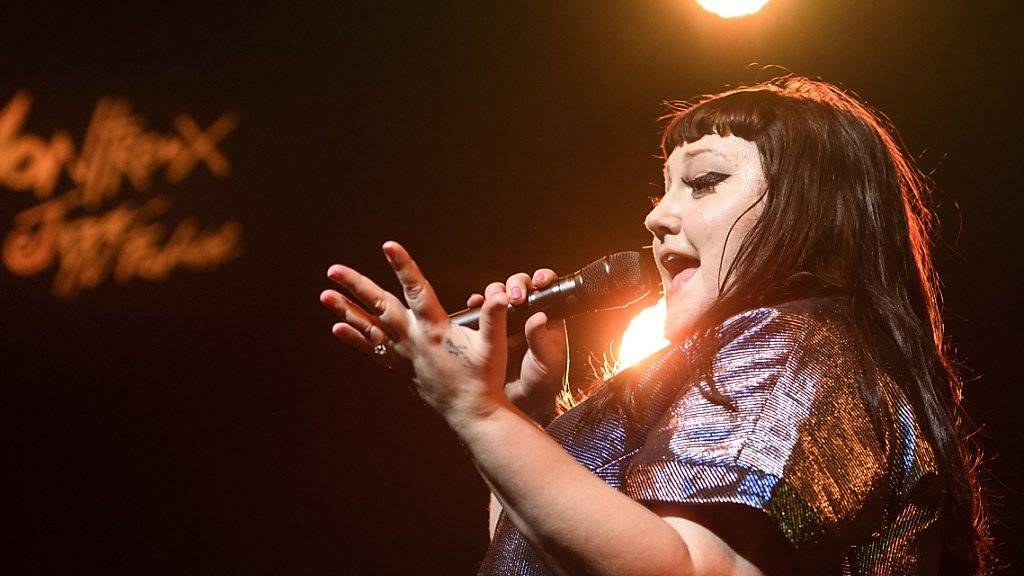 Beth Ditto heizt dem Publikum am Montreux Jazz Festival nicht nur mit ihrer Musik, sondern auch mit ihrer deftigen Sprache ein.