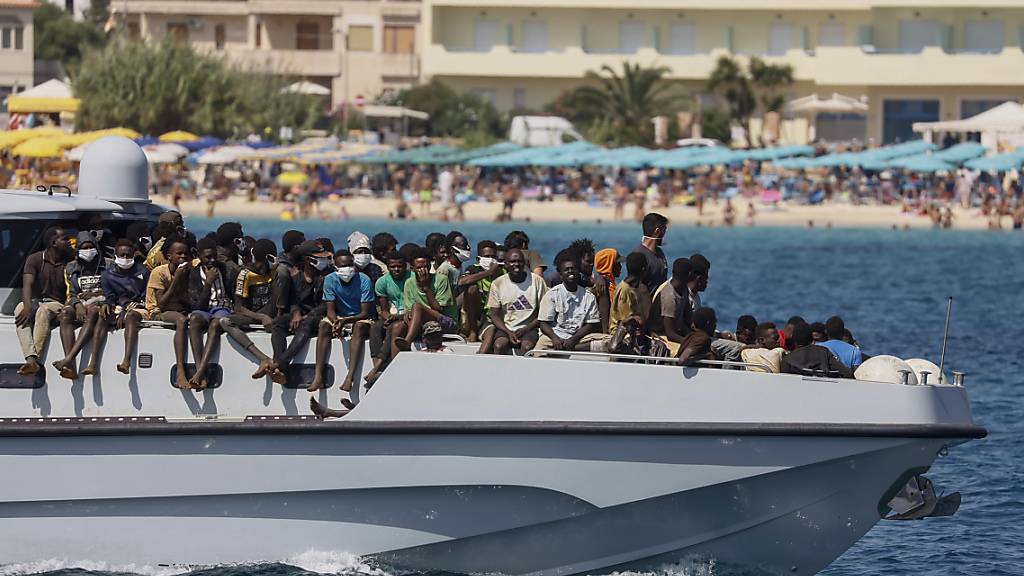 Die Ankunft Tausender Bootsmigranten innerhalb weniger Tage brachte die italienische Mittelmeerinsel Lampedusa an ihre Grenzen. Foto: Cecilia Fabiano/LaPresse/AP/dpa - ACHTUNG: Nur zur redaktionellen Verwendung und nur mit vollständiger Nennung des vorstehenden Credits