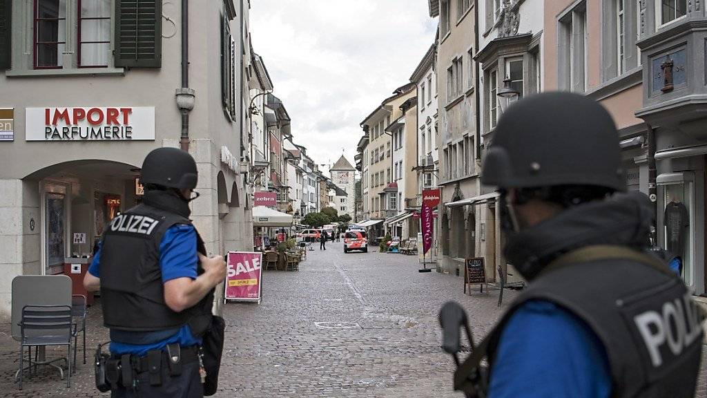 Polizisten in der Schaffhauser Altstadt nach dem Motorsägen-Angriff: Die Polizei sucht nach der Tat nach einem Mann mit Glatze und ungepflegtem Äussern.