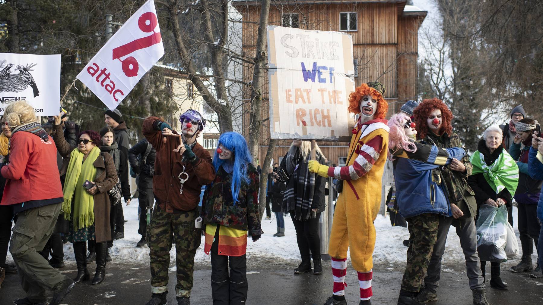 Die von der Juso Schweiz organisierte Demonstration im Dorf Davos musste ohne die rund 400 Protestwanderer auskommen.