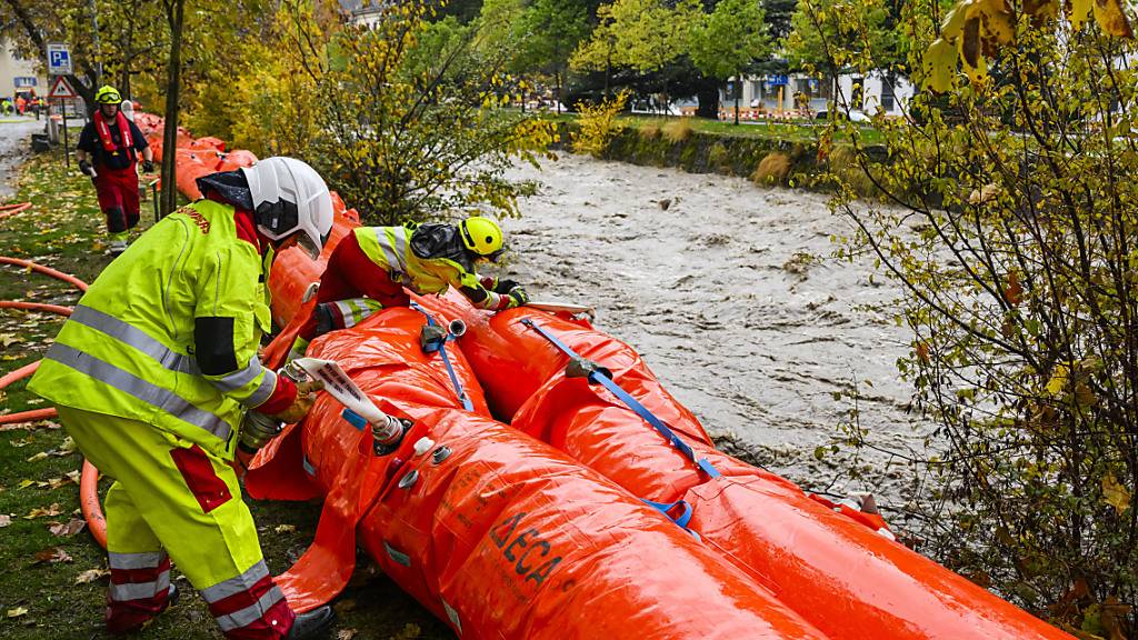 Im waadtländischen Aigle richtete die Feuerwehr mobile Dämme ein.